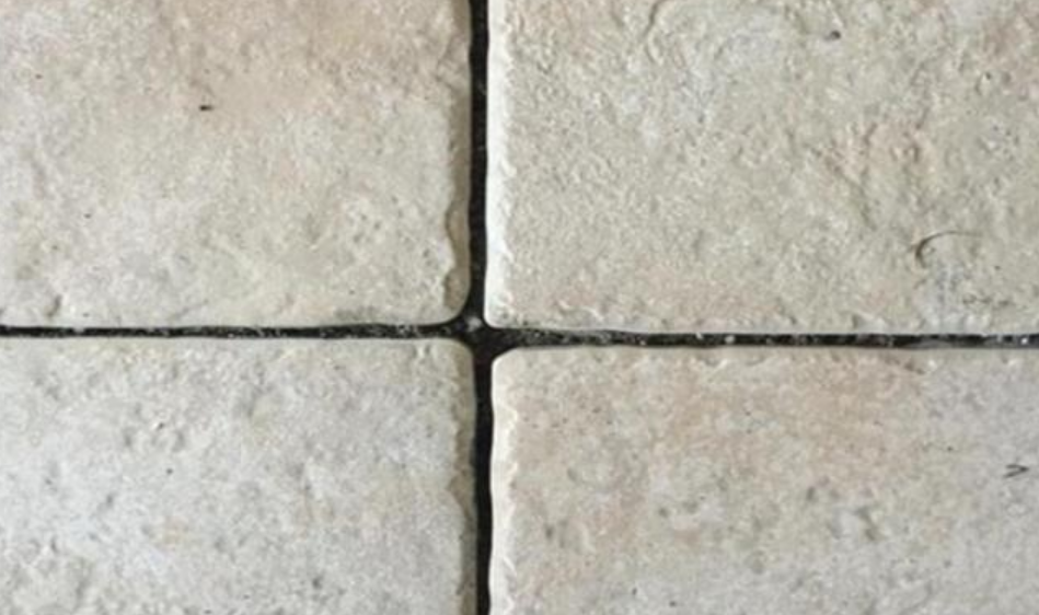 朋友说铺仿古砖才显档次，可还没等师傅铺好，我就后悔了