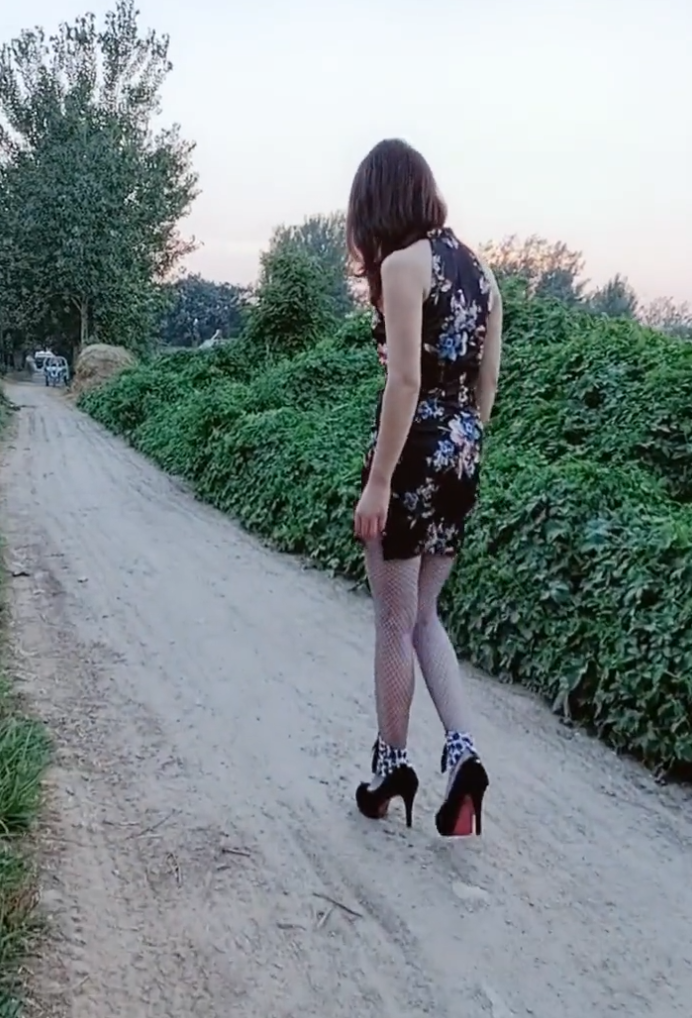 美女旗袍搭配黑丝袜，性感十足