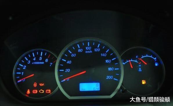 儀表盤上的“救命燈”，維修工：亮了就趕緊停車，生命只有一次！
