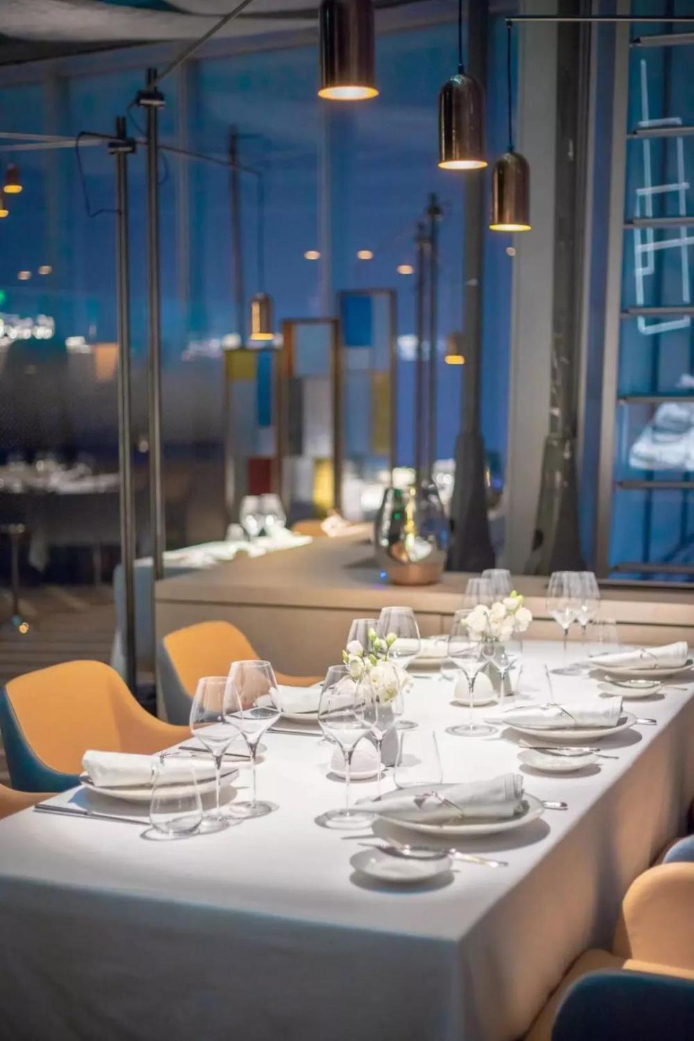 設計與美食共存，在高顏值餐廳與千條海洋生物共進晚餐！