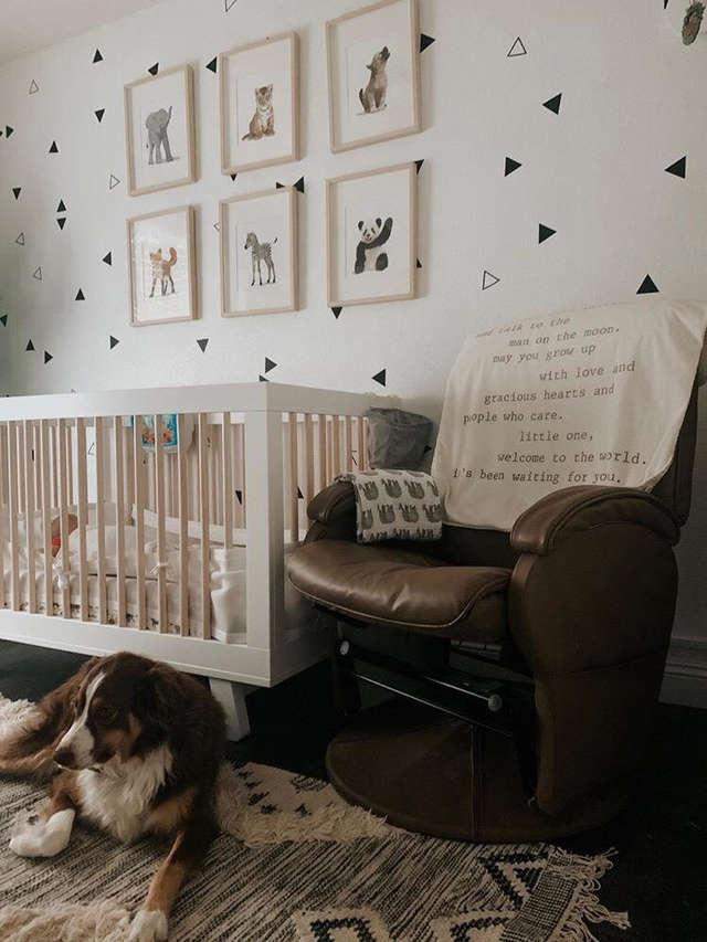 宝宝午睡后哭泣不止，狗狗急忙赶来：我会保护你的！