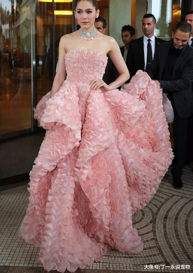 同样是“毯星”闻名，这位“泰国范冰冰”才是真正的人生赢家