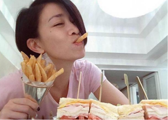 晒佘诗曼在香港的豪宅，房子只有小几十平方，生活中压力也挺大的