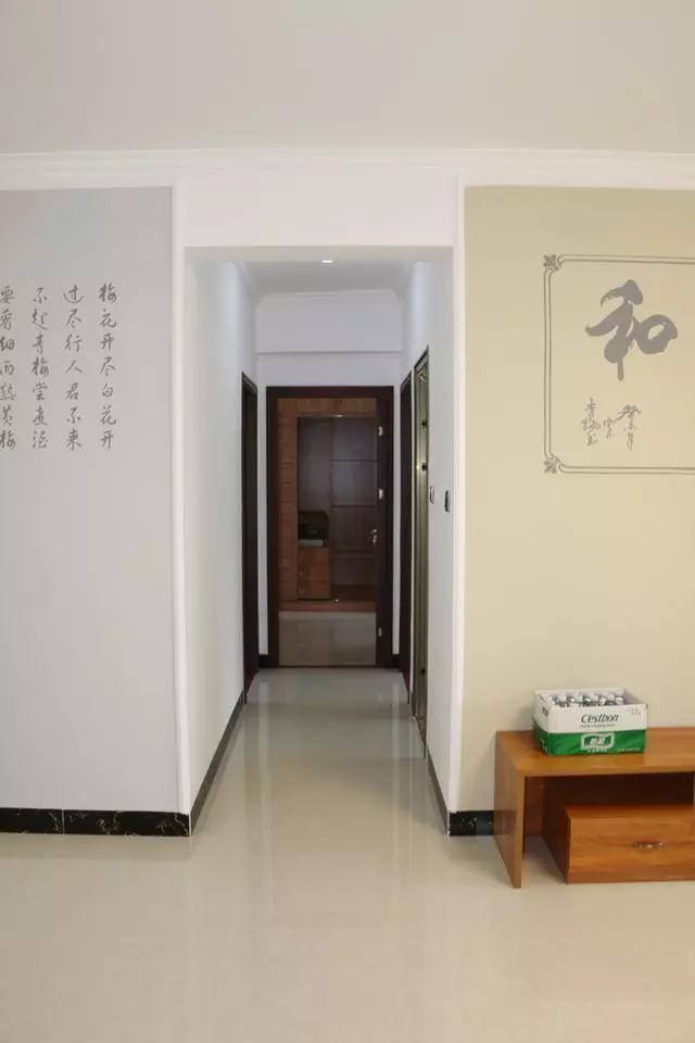 8万简单装修新房，电视墙省钱贴壁纸，没想到亲戚都夸接地气！