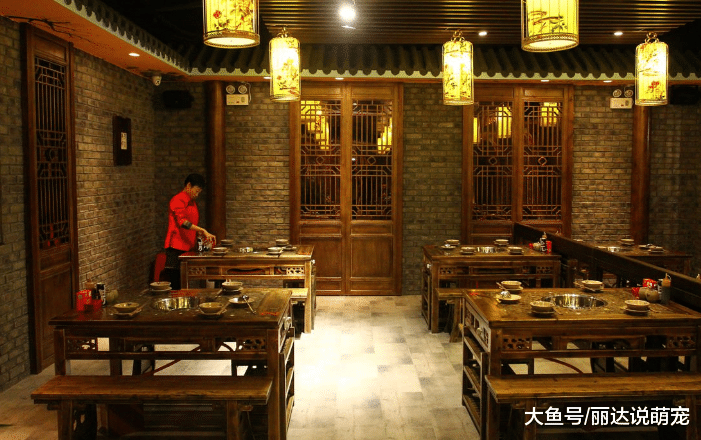 英国美女去重庆游玩，被餐馆奇特操作吓到：中国速度真的不一般！