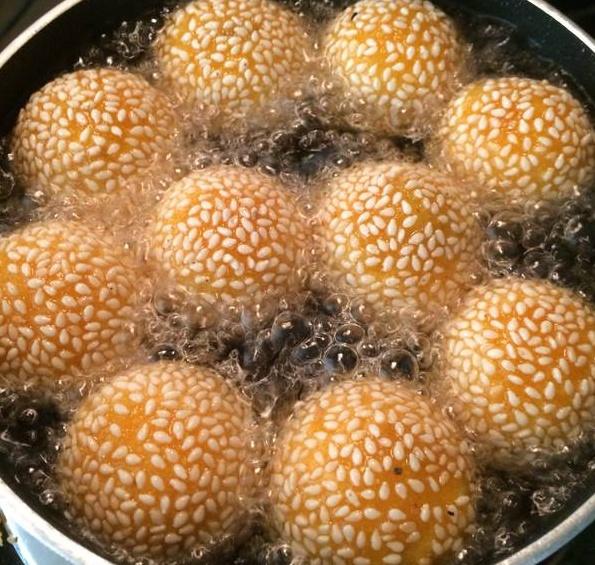 奶奶教我炸麻团，不加一滴水，只需这样做，个个香甜又软糯