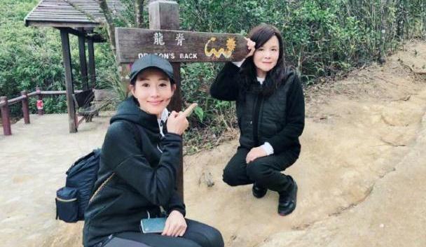 张钧甯晒与妈妈旅游合照，母女俩仿佛一个模子刻出来的，太像了