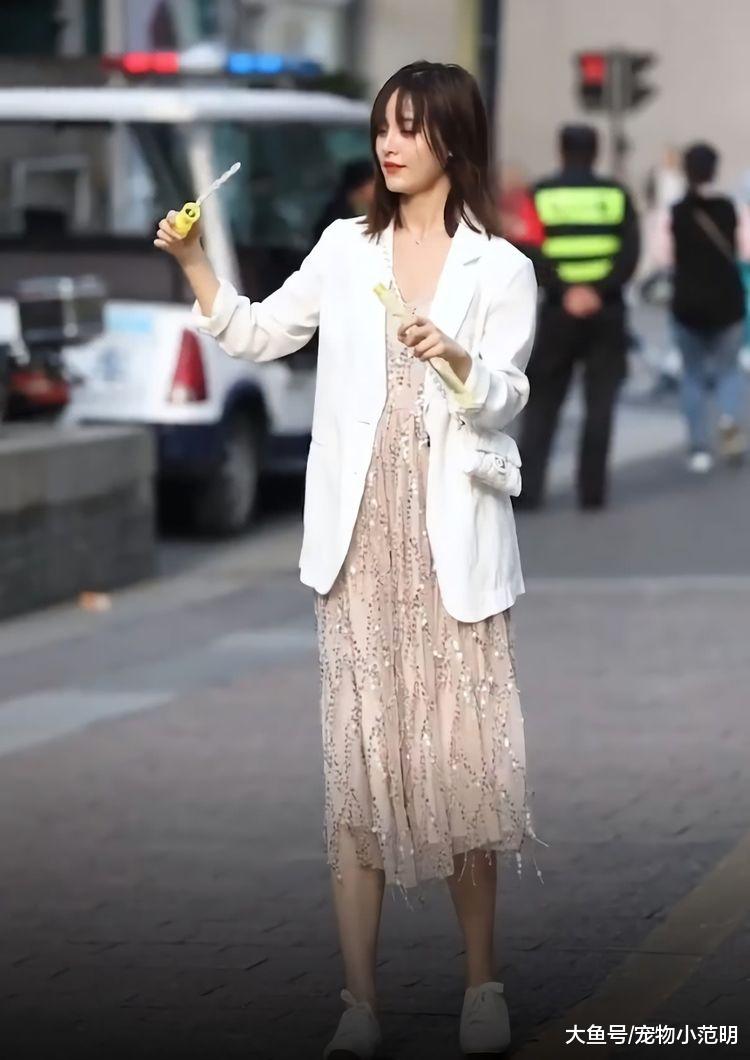 第一眼看小姐姐的裙子很普通，当她转圈圈玩泡泡那一刻，我的世界都陶醉了！