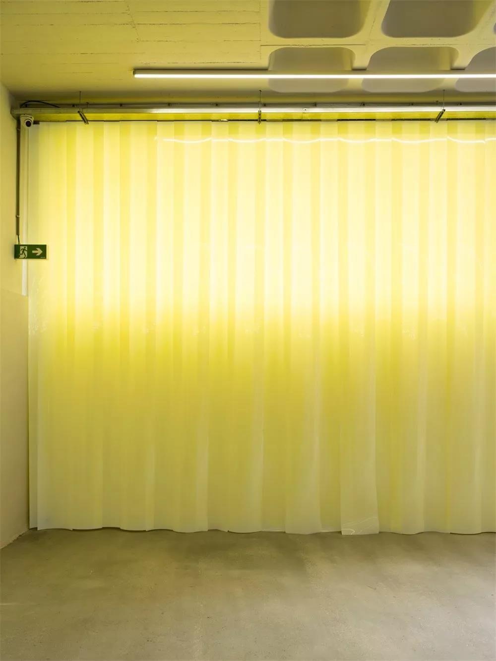 代表着时尚前卫的服装概念店，还能看得出是旧仓库改造的吗？