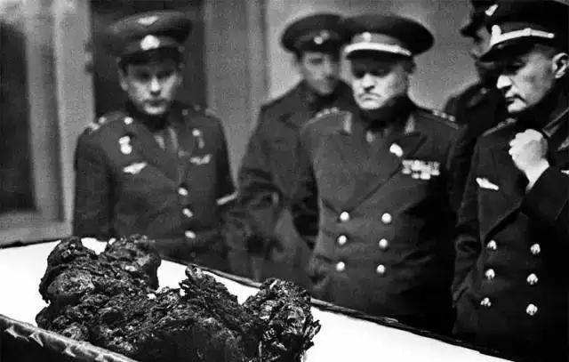 一组罕见的珍贵黑白照片 丘吉尔还是小鲜肉