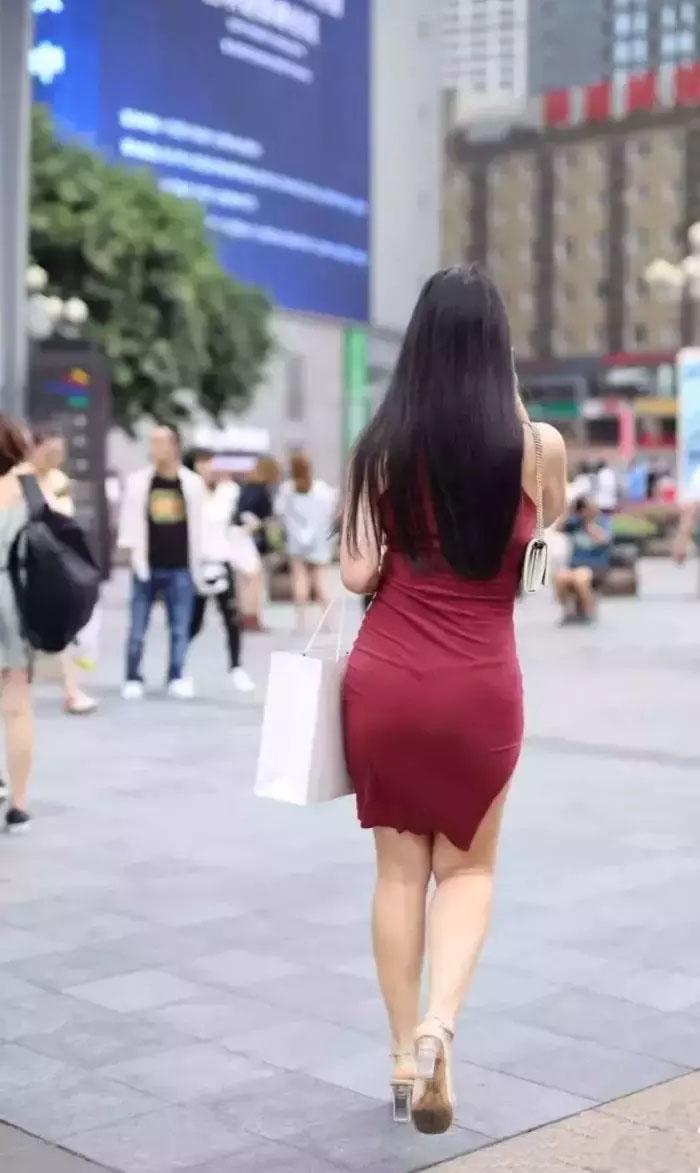 这位极品辣妈，吊带裙女人味十足，你这是认真的吗