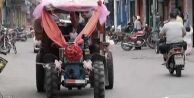 坐着拖拉机进村，20年前的婚礼主持竟是这样……