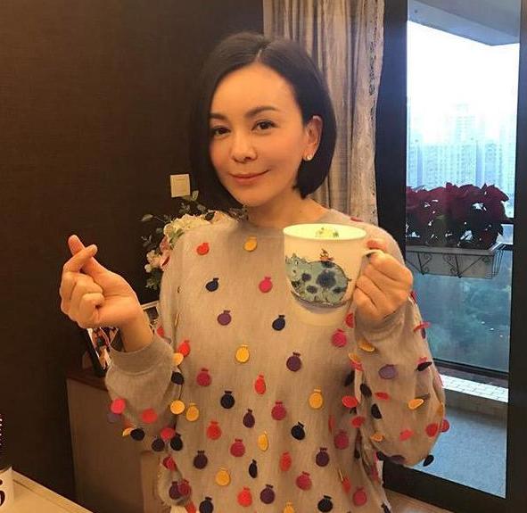 晒晒王琳住的豪宅，装修布置很豪华，连阳台都摆放会议桌