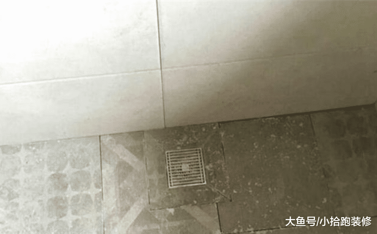 砖缝有问题，业主要求地砖得全部铲掉返工，而师傅说和他无关