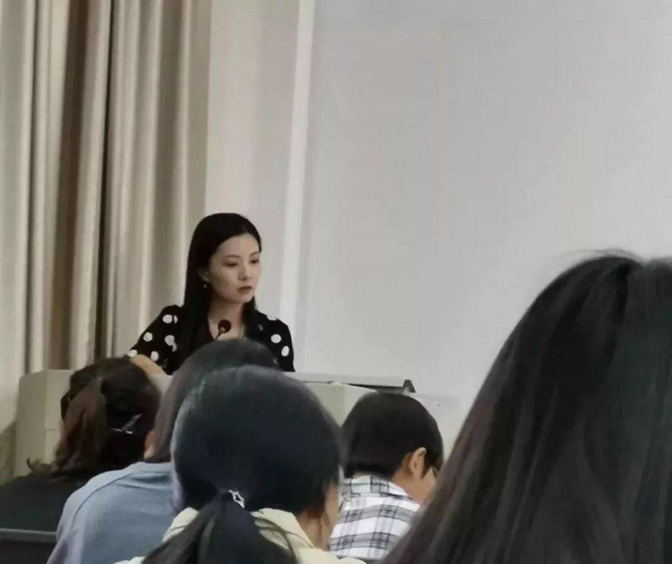 有个高颜值的老师是啥体验？上课是一种享受吧哈哈哈