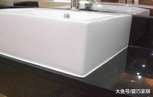 越来越多人卫生间不用玻璃胶了，如今都流行用这种，美观又不发黑