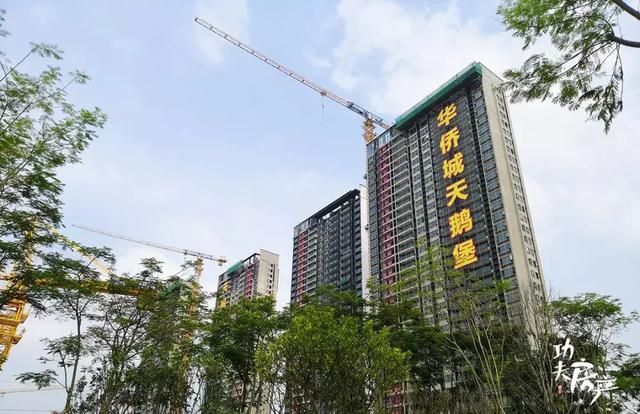 封顶了才开售楼部！华侨城新盘吹风2.1-2.2万/平！最小121平