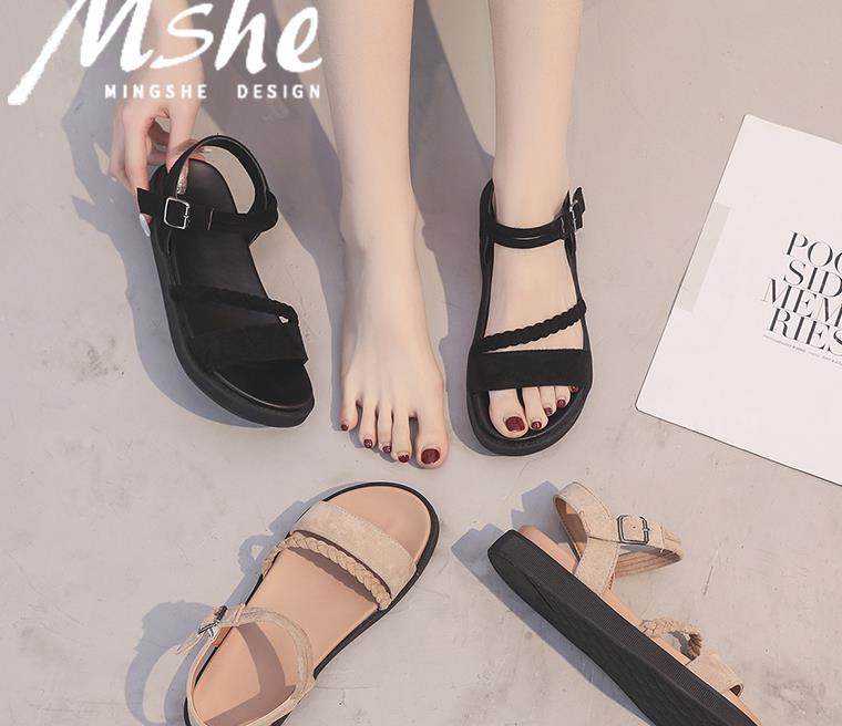 穿拖鞋太邋遢，穿高跟鞋太累，不如来款厚底凉鞋，既时尚还舒适