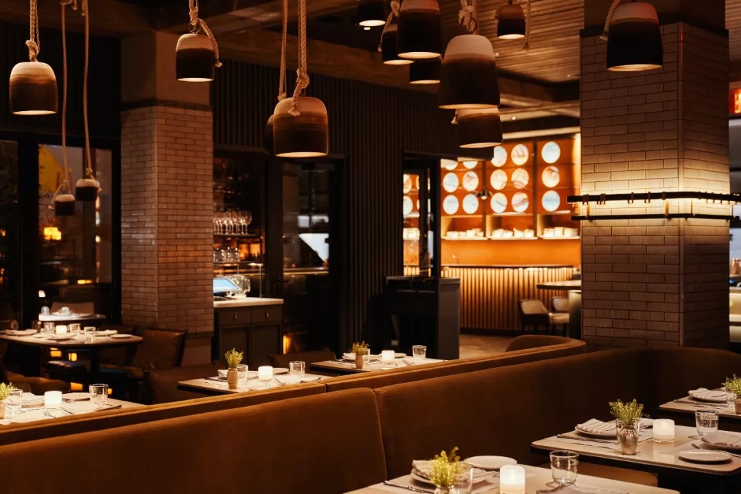 航海元素的餐厅，木质镶板和不对称的灯光在室外的水线上浮起