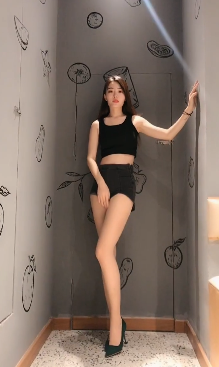 美女这是在哪儿呢，空间这么狭小？