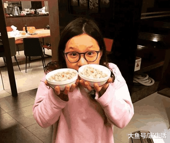 謝依霖曬出自己的豪宅，餐廳還做了個卡拉OK，每天吃飯前要唱歌？