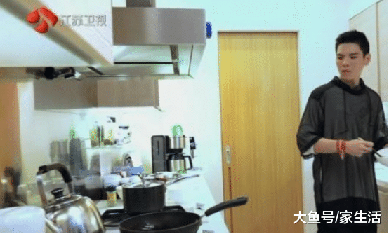 参观向佐在香港的豪宅，整个楼顶都是他家的，家里有超大天台