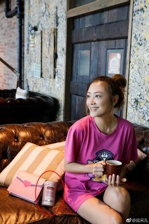 港媒爆應采兒懷二胎，肚子好大了，陳小春貼心小動作護妻