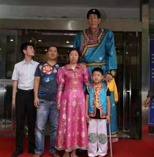 中国第一巨人不听劝阻，生下一子，孩子现状令无数人眼红