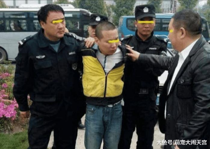 男子带女孩去饭店吃饭，女孩点完菜后，老板看了眼菜单，偷偷报了警