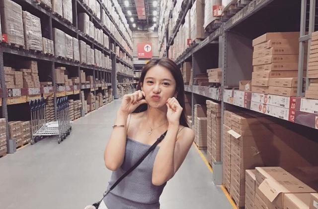 遗憾! NBA女主持美娜还是找了富二代, 同游日本嘴巴却变大