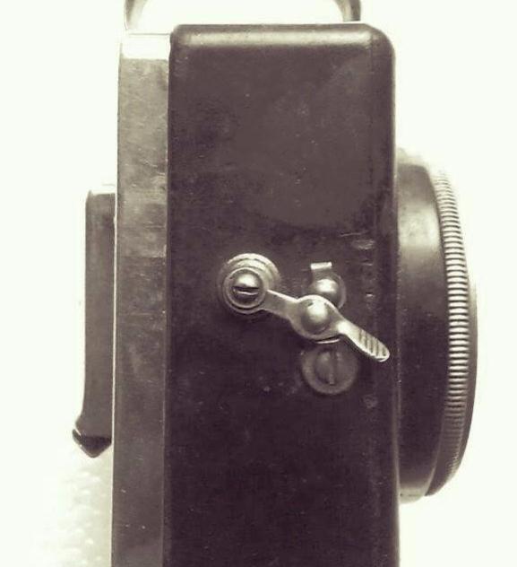 日军炮楼上一般都安装有探照灯，电源是怎么供的