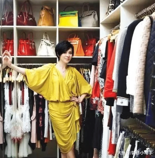 带你参观刘嘉玲上海的豪宅，衣帽间摆满名牌手袋，一般人住不起