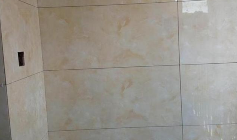 墙砖有缝隙问题，泥工说填缝能解决，可师傅过来，他不说话了