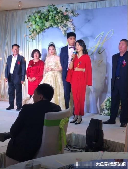 年輕婆婆走紅，與新娘對視，眼神很有戲，婆媳關系還能搞好嗎？