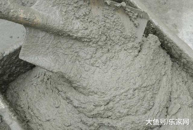 頭次見工人在水泥里加洗衣粉，被我捉到偷工減料，他卻不承認