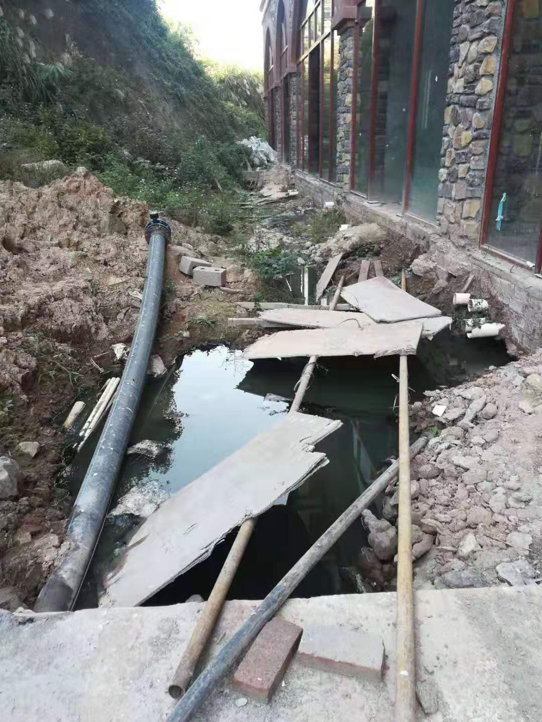 广西某楼盘有业主出门要先跨过“臭水沟”？污水强排地表？