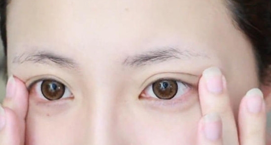 擦眼霜时做好这一步，能紧致肌肤不显老！