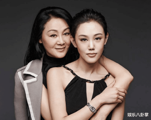 她四夺影后,与丈夫携手28年,女儿漂亮,26岁儿子智商只有4岁