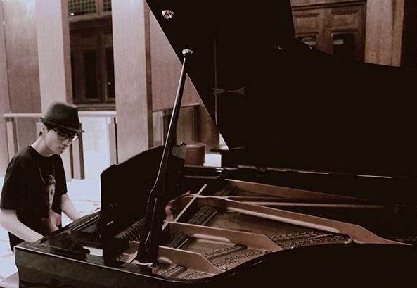 带你参观许嵩的豪宅，装修很有皇家气派，餐厅吊灯造型还是头次见