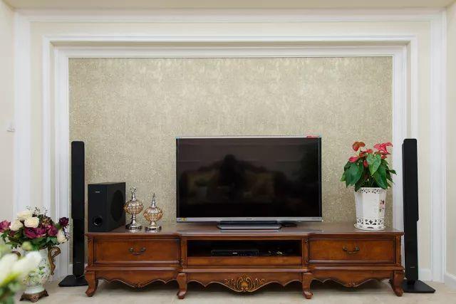 客廳萬萬不要裝電視墻了，有錢人都興用它代替，省錢又實用