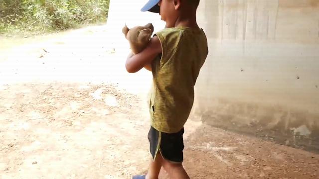 流浪小狗被困管道奄奄一息，父子俩通力营救，最终能否成功？