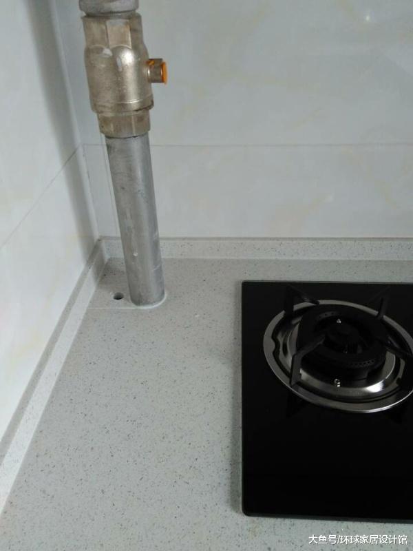 被外行师傅坑惨！燃气灶与管道相距12cm，每每开火，担惊受怕！