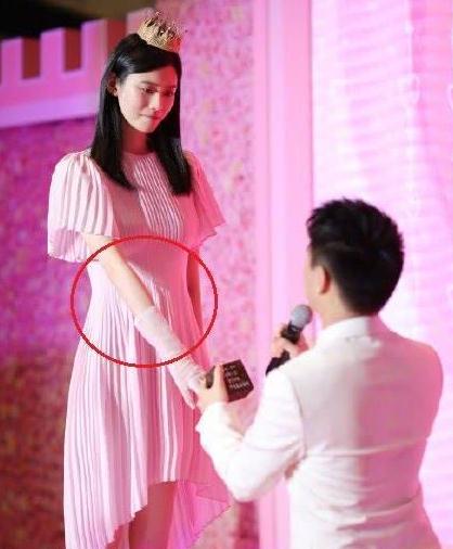 甜蜜！何猷君陪奚梦瑶买婴儿床，临走不忘给奚梦瑶买化妆品！