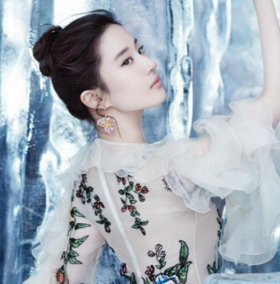 ?晒晒刘亦菲住的豪宅，墙面还挂着自己的自画像，进门一看仙气十足