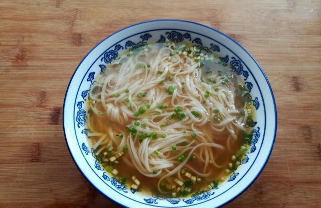 夏天就馋这碗国民面条，加它清爽不油腻，简单美味又快手