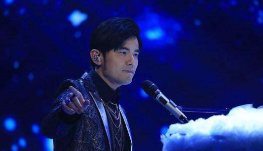 尽管没有上大学，可是努力没白费，成为大家心目中的偶像