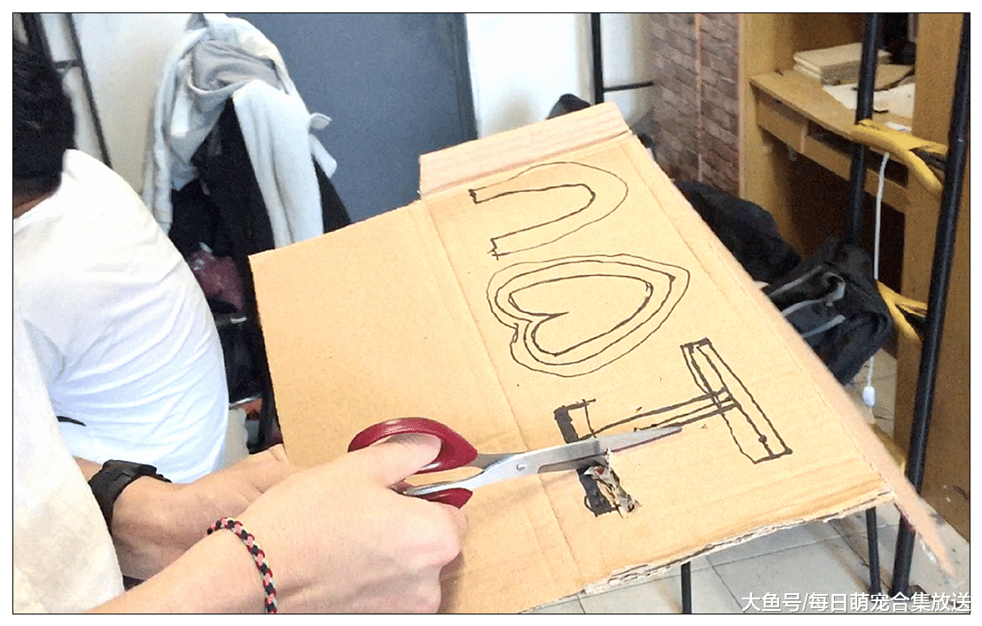 男生在后背用防晒霜涂出表白图案，成功脱单，女生：求同款防晒霜