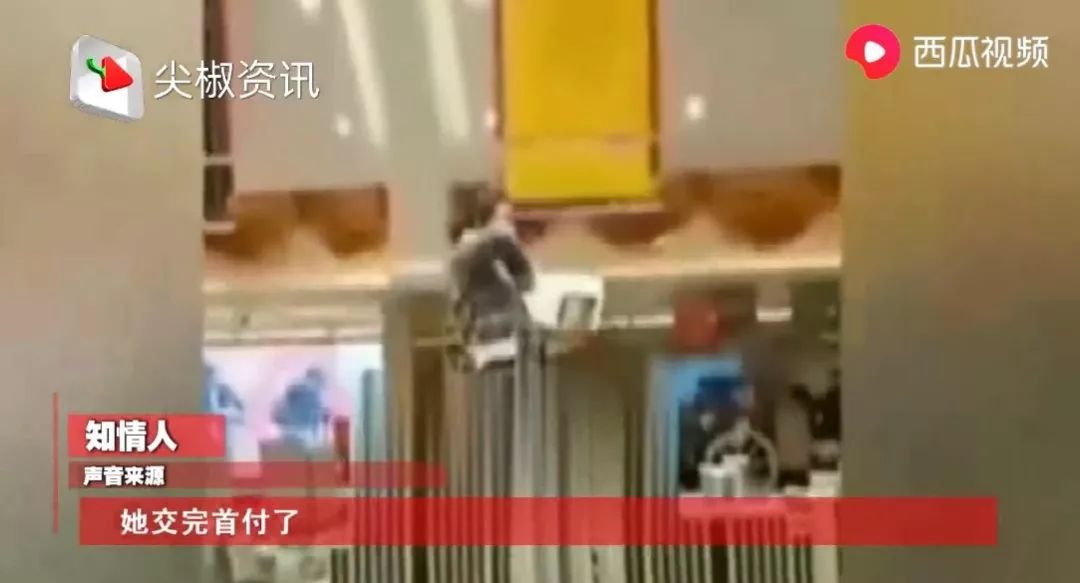 售楼处里一女子往自己身上倒汽油，啥原因对自己这么狠？