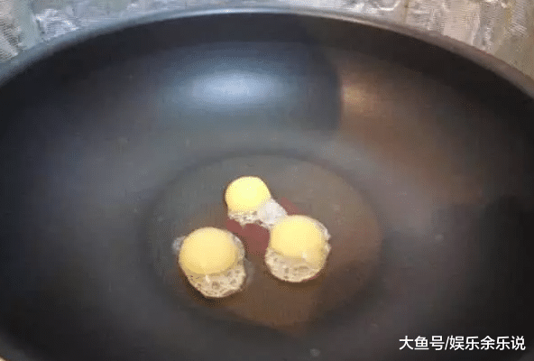 养了一年的乌龟下了蛋，放在锅里煎着吃，半小时一看，出乎意料