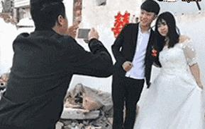 搞笑GIF ：玩了一圈，女朋友不见了